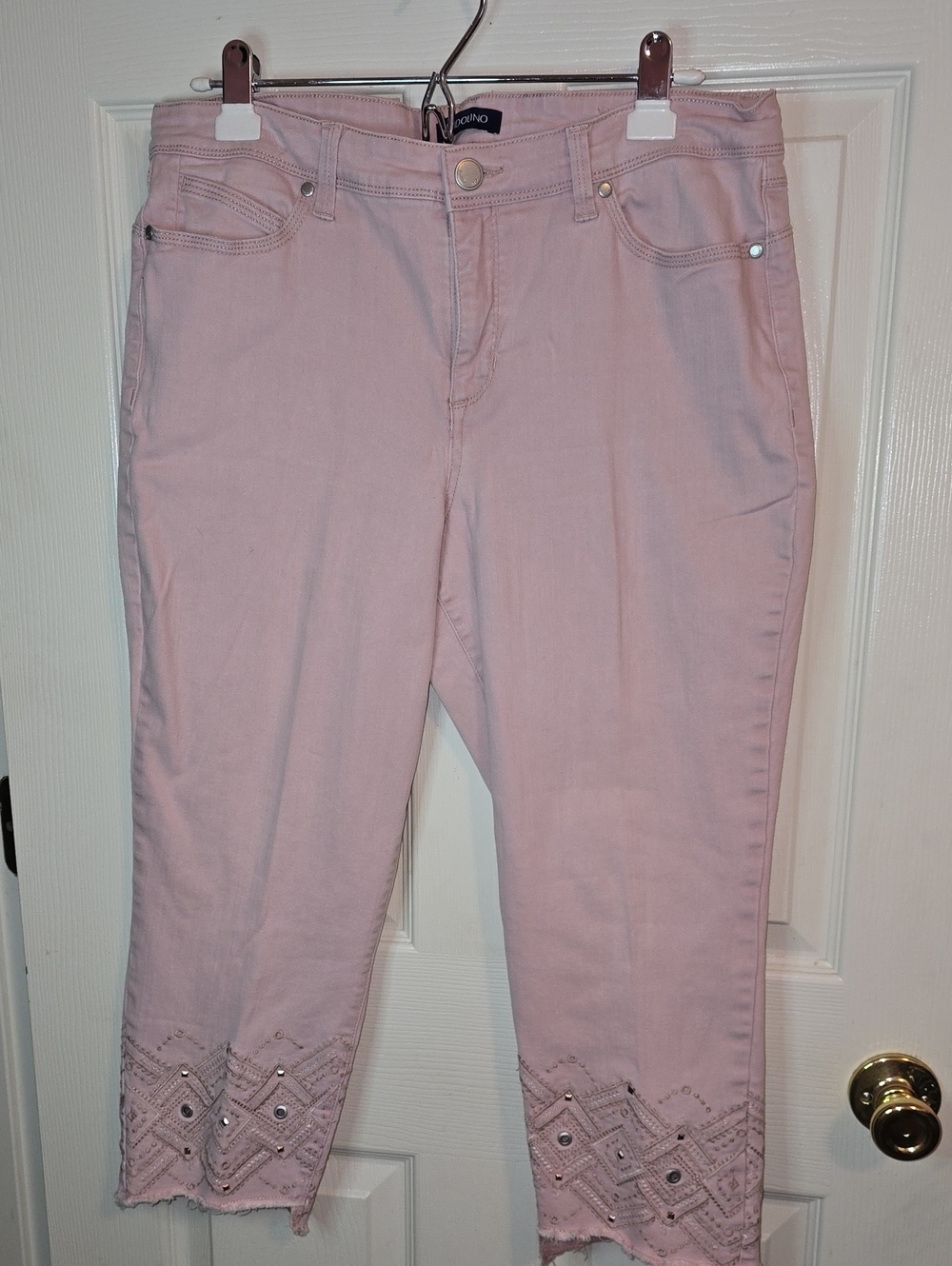 Bandolino Pink Cropped Embroidered-Hem Jeans